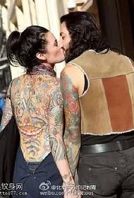 modeli tatuazh çift i puthjes me stil të nxehtë në stilin evropian dhe amerikan
