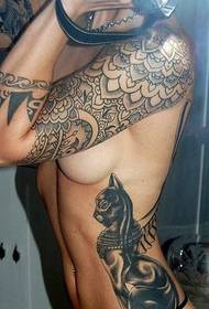 hot sexet skønhed dækket med tatovering tatovering