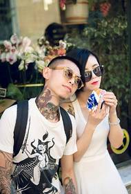 takim në rrugë me një palë fotografi të tatuazheve të çiftit të modës