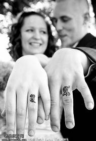 夫婦手指上的平鋪字母紋身