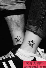 tòtem de parelles de cames patró de tatuatge en alfabet anglès