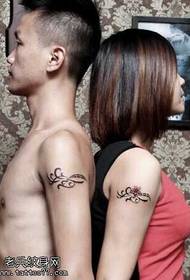 modello tatuaggio braccio fiore coppia