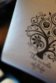 Bara de spectacole pentru tatuaje a recomandat un model de manuscris al tatuajului de copac