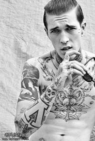 model de tatuaj bărbat brat