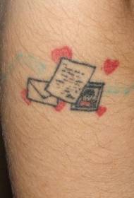 modello di braccio lettera di amore colore piccolo tatuaggio