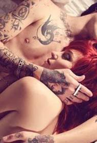 coppia che esprime amorevoli disegni del tatuaggio