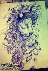 Salla e tatuazheve ndan një fotografi të një dorëshkrimi për tatuazhin e lotusit të luanit