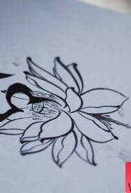 egy vonzó Van Gogh király és a tinta lotus tetoválás mintája