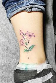 liten färsk blommatatuerad tatuering på utsidan av barfot