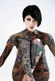 kort hår dam full av dominerande totem tatuering mönster