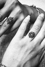 žiadny luxusný prsteň, ale so zodpovedajúcim tetovaním