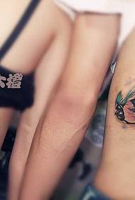 Patrón de tatuaje de traga entre parellas