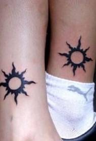 blauzdų poros totemo saulės tatuiruotės modelis