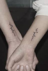 un groupe d'amoureux Appréciez la paire de petits dessins de tatouage de couple