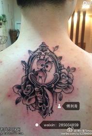 Indietro paio di disegni di tatuaggi di cervi