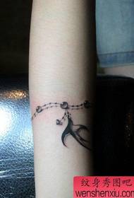 ett armband sväljer tatueringsmönster