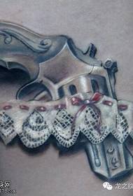 tatuointihahmo suositteli naiselle seksikäs pistooli tatuointi toimii