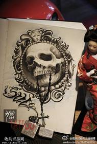 teschioIl manoscritto del tatuaggio croce testa funziona dalla figura del tatuaggio da condividere