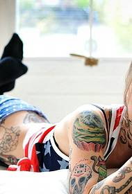 Wanita Eropa lan Amerika ing kamar pribadi kanthi desain tato Banget sing apik banget