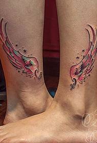 L'immagine dello spettacolo di tatuaggi consiglia un modello di tatuaggio di ali di coppia