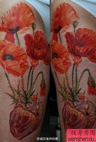 hermosas obras de tatuaje de amapolas inusuales