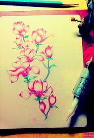 spalvingas gėlių tatuiruotės modelis