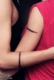 modello braccio tatuaggio bianco e nero carattere unico
