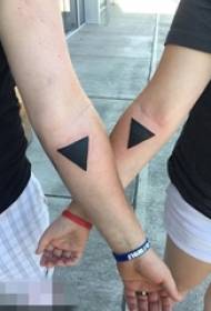 elementos geométricos com amor padrão de tatuagem de casal de linha simples