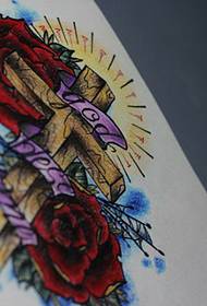A barra di spettacoli di tatuaggi cunsigliatu un mudellu di tatuate di croce rosa