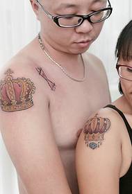 meget stiltiende par stor arm farve krone tatovering
