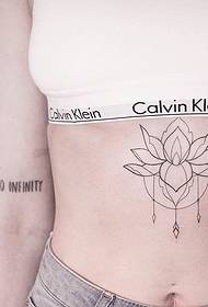 delikat linje blomster mønster tatovering på elskerens arm