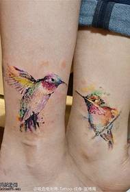 rangi ya wanandoa Splashing muundo wa tattoo ya hummingbird