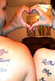 ett mycket kärleksfullt par med personlig tatuering