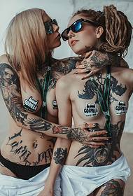 mode tjejs tatuering mönster är mycket sexig