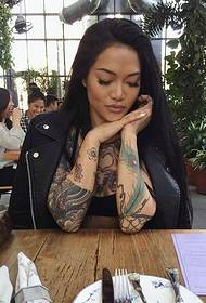 ljepota duge kose puna seksi tetovažnih slika vrlo je očaravajuća