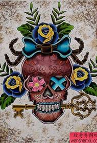 La barra dello spettacolo del tatuaggio ha raccomandato un modello di tatuaggio teschio europeo e americano a colori