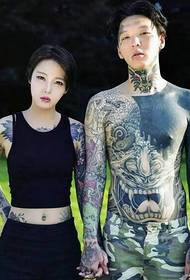 stella di coppia di moda hà un tatuu di totem di personalità diversa