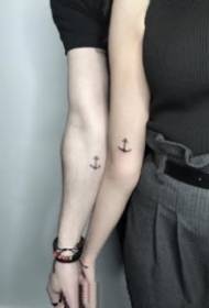 커플의 매우 간단한 쌍 작은 문신 감상