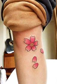 bellissimo piccolo tatuaggio di ciliegia fresca sotto il ginocchio