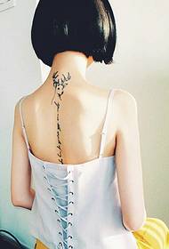 lyhyt hiukset tytön selkä persoonallisuus Englanti tatuointi Tatuointi