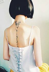 Tatuaggio inglese con personalità della colonna vertebrale di capelli corti