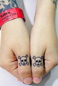 patrón de tatuaxe de parella: patrón de tatuaxe de cráneo de parella de dedo