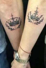 amanti adatti Un paio di foto di tatuaggi corona