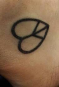 ramię czarny symbol miłości tatuaż wzór