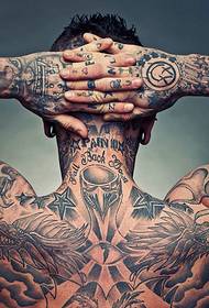 European and American male stars full of personality The tattoo pattern is so cool