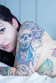 private Raum voller Tattooen a schéine Frae verléift sexy