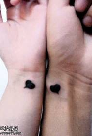 coppia bellissimo modello di tatuaggio a forma di cuore