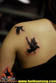 umăr monocrom mic model de tatuaj porumbei mici