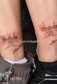 Mačja tetovaža na gležnju para