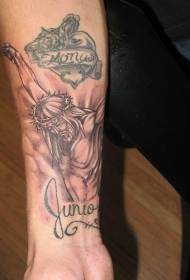 bras brun crucifié Jésus sur le tatouage en croix